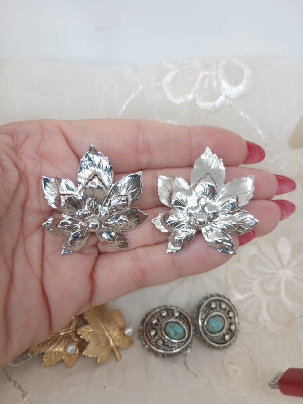 lot of Sarah Coventry Earrings Gold Tone Clip On's Whispering Leaf, Dangle Pearl - Picture 9 of 11